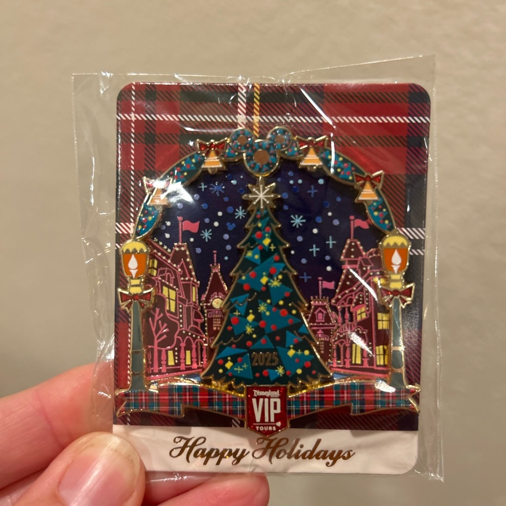 Disneyland VIP Tour Holiday 2025 Pin NWT